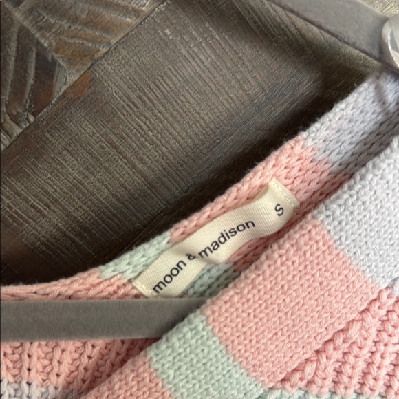 Moon & Madsion cropped sweater - Picture 2 of 3